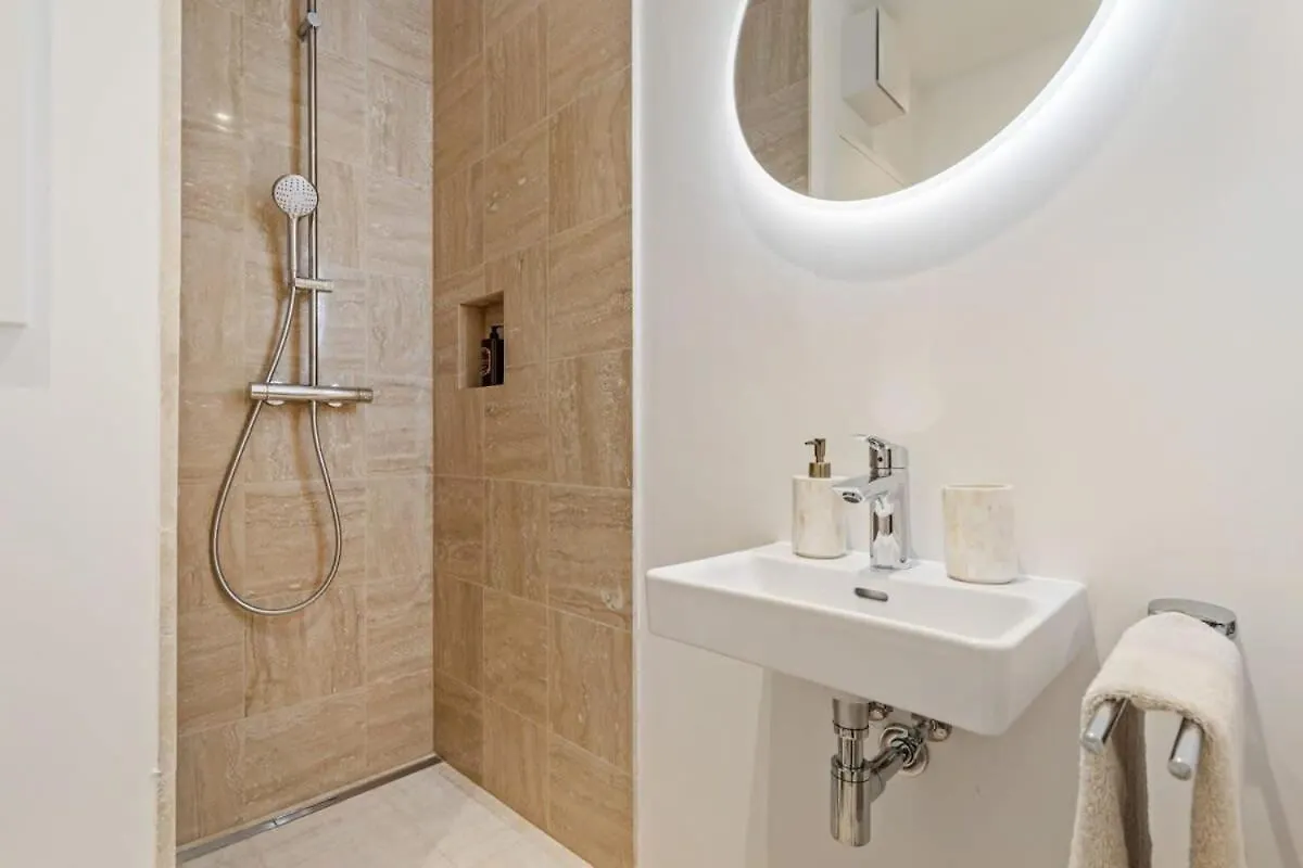 Modern Studio With King Bed, Walk To Attractions Luxembourg Apartment