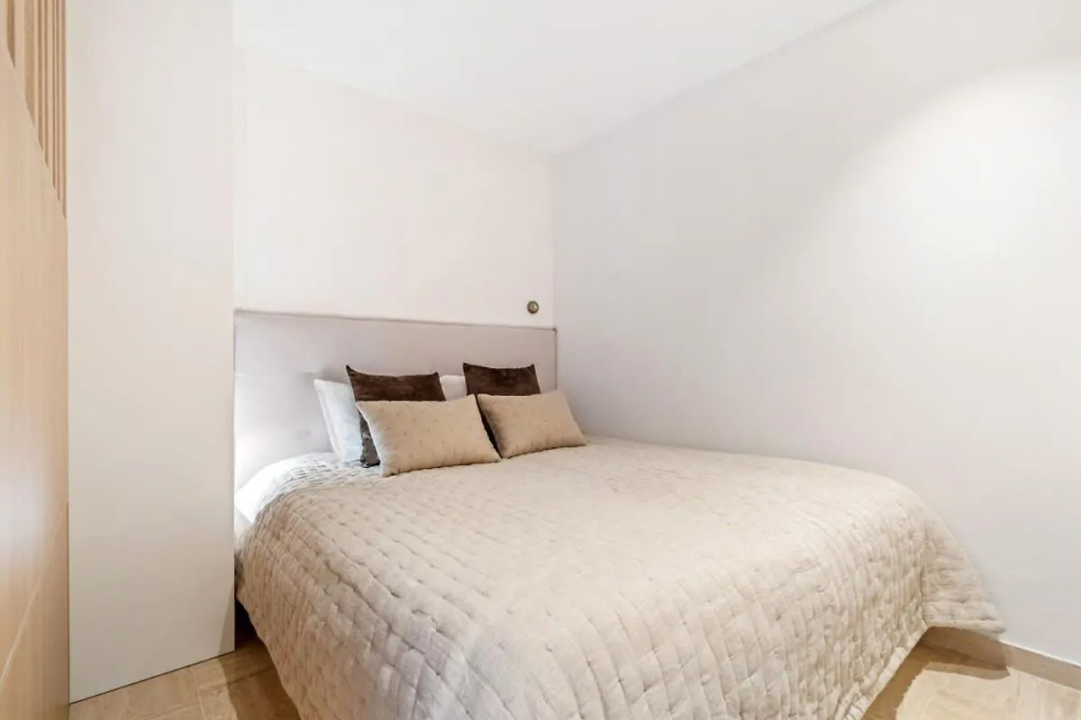 Modern Studio With King Bed, Walk To Attractions Luxembourg 0*,  Luxembourg