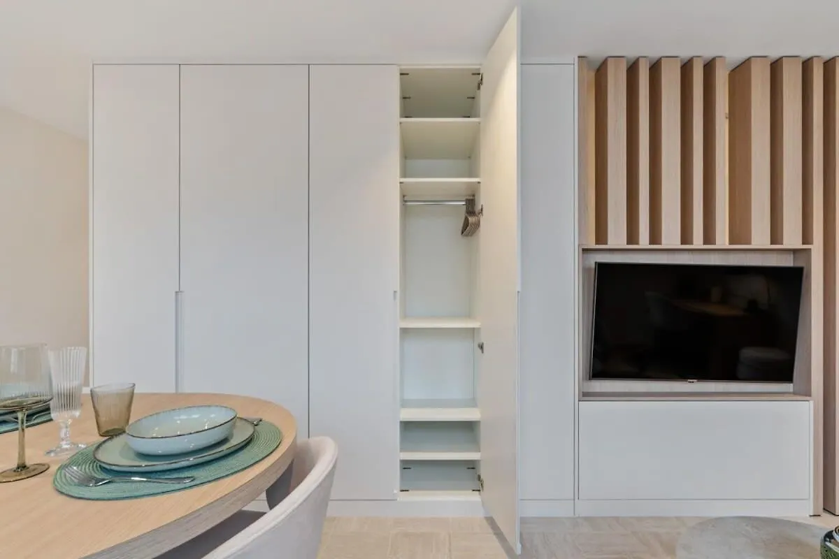 Modern Studio With King Bed, Walk To Attractions Luxembourg Apartment